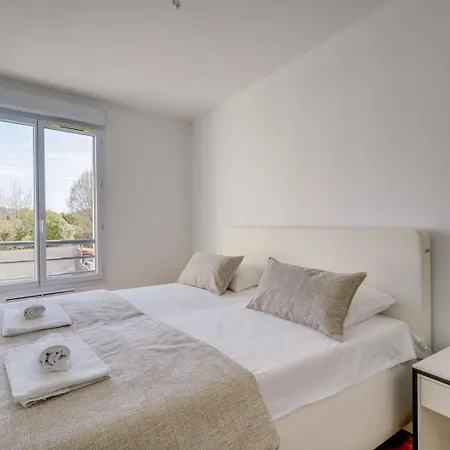 Apartment Lovely Flat With Parking *